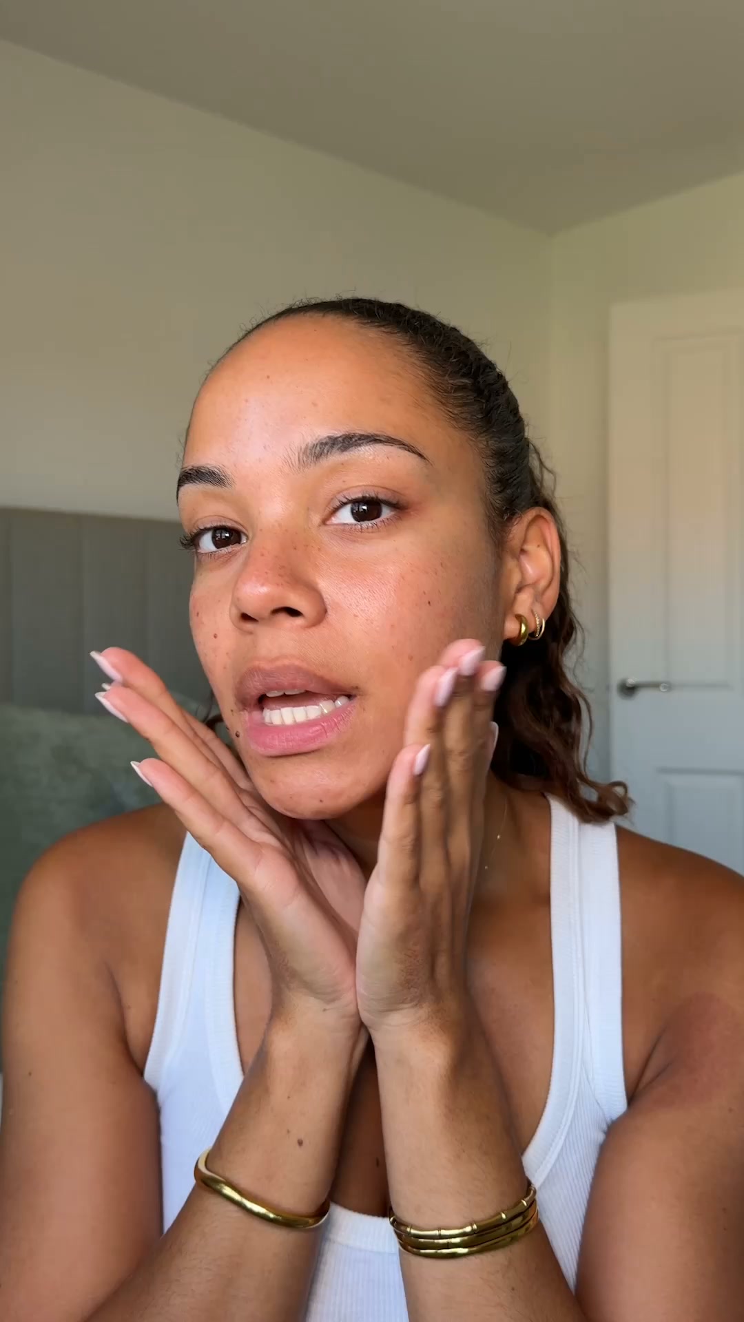 Brightens, hydrates + supports skin barrier