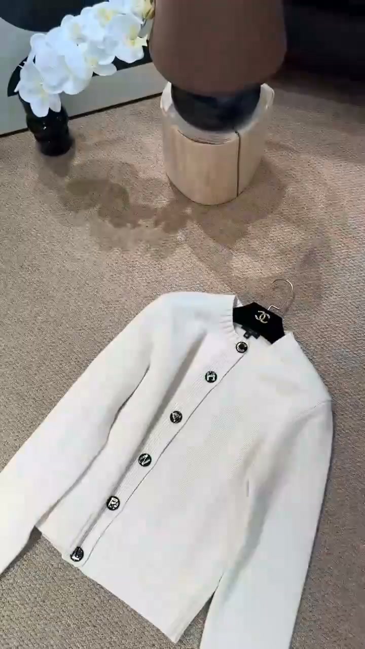 Hundreds of clothes for you to choose