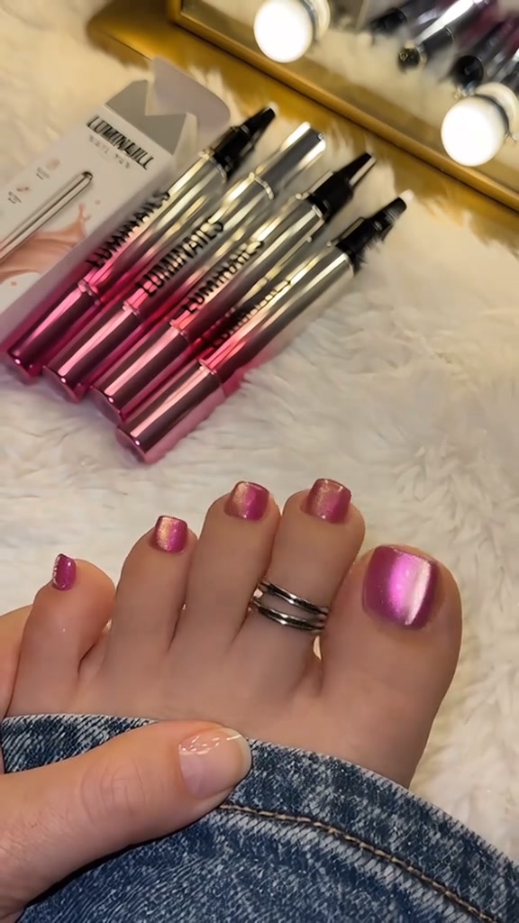 Magnetic Cat Eye Gel Nail Pen – 7-in-1 Portable Nail Art Tool