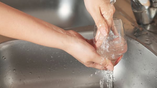 Cómo limpiar y secar las copas de vino
