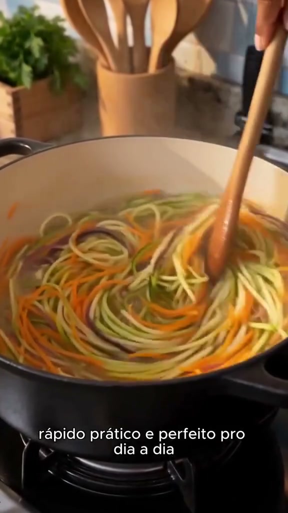 Handheld Spiral Veggie Slicer – Turn Carrots into Beautiful Spirals