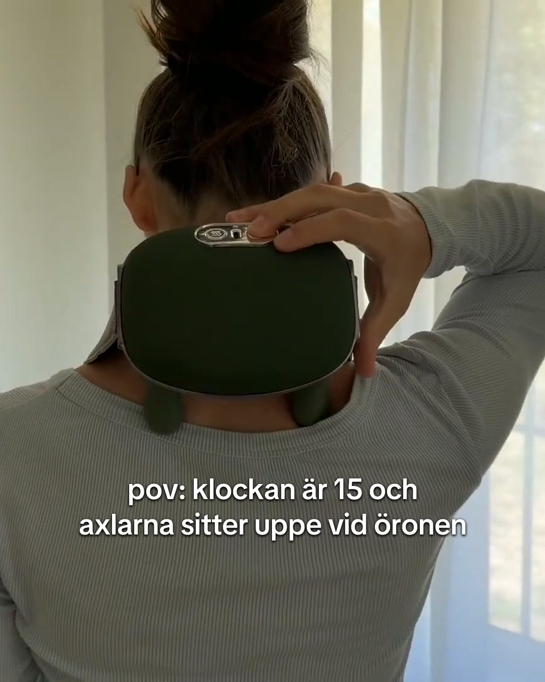 Klockan 15 och axlarna vid öronen?