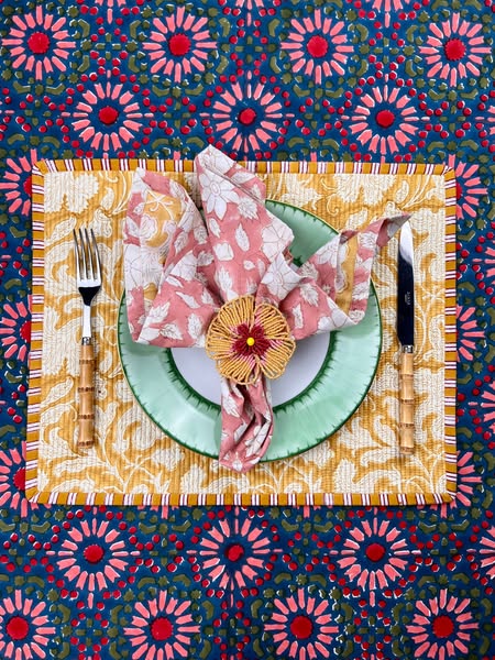 The breakfast placements and napkins
