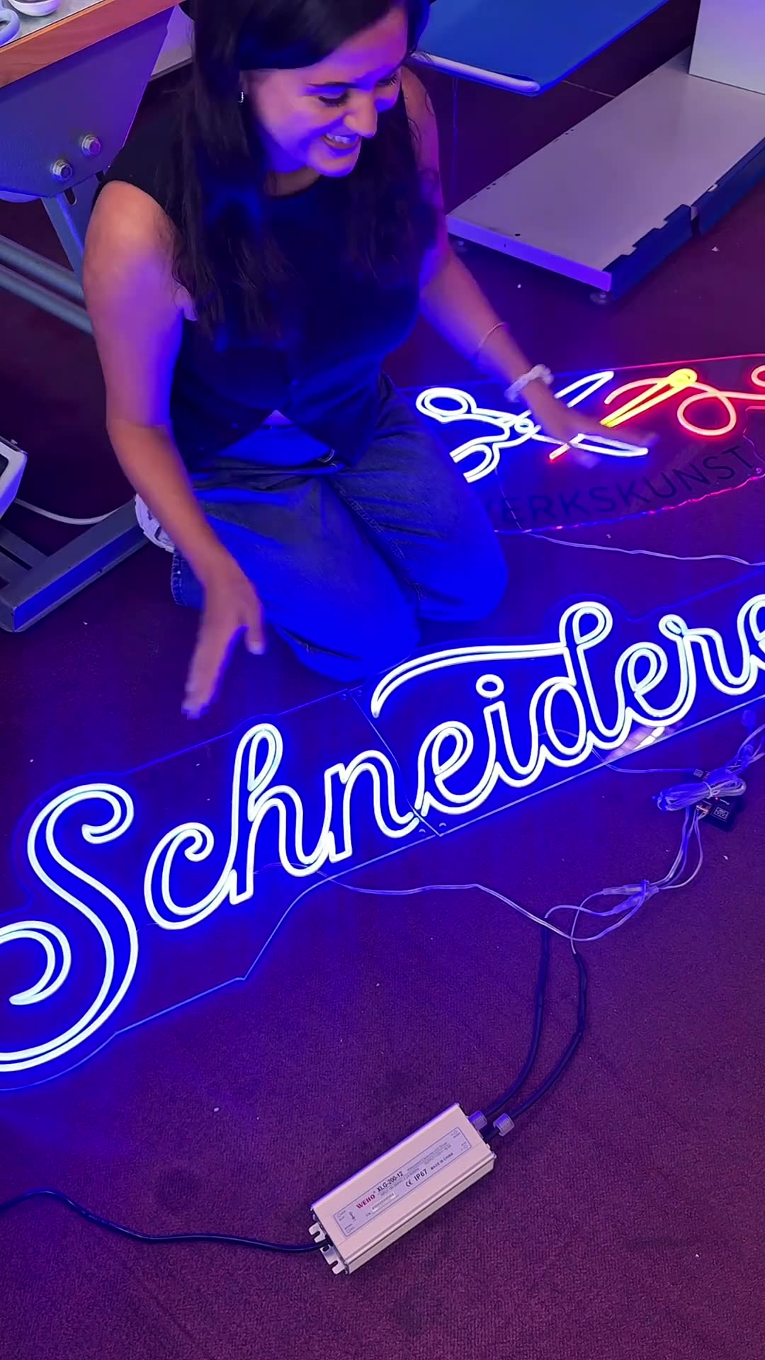 Anúncio de The Neon Company