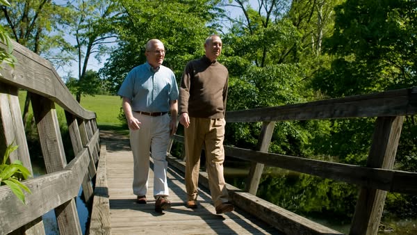 ¿Por qué es bueno caminar después de comer?