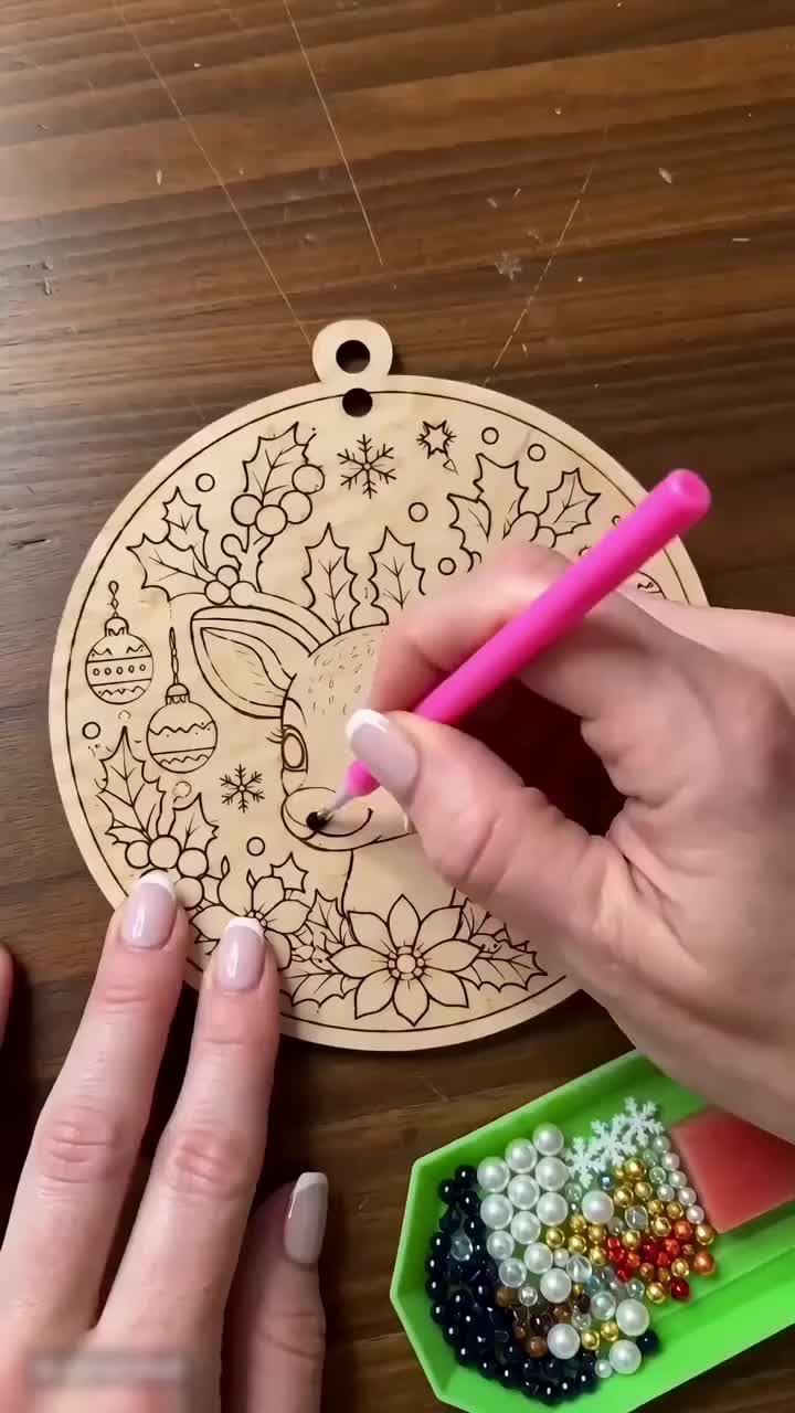 Aus kleinen Steinchen wird festlicher Weihnachtsschmuck.