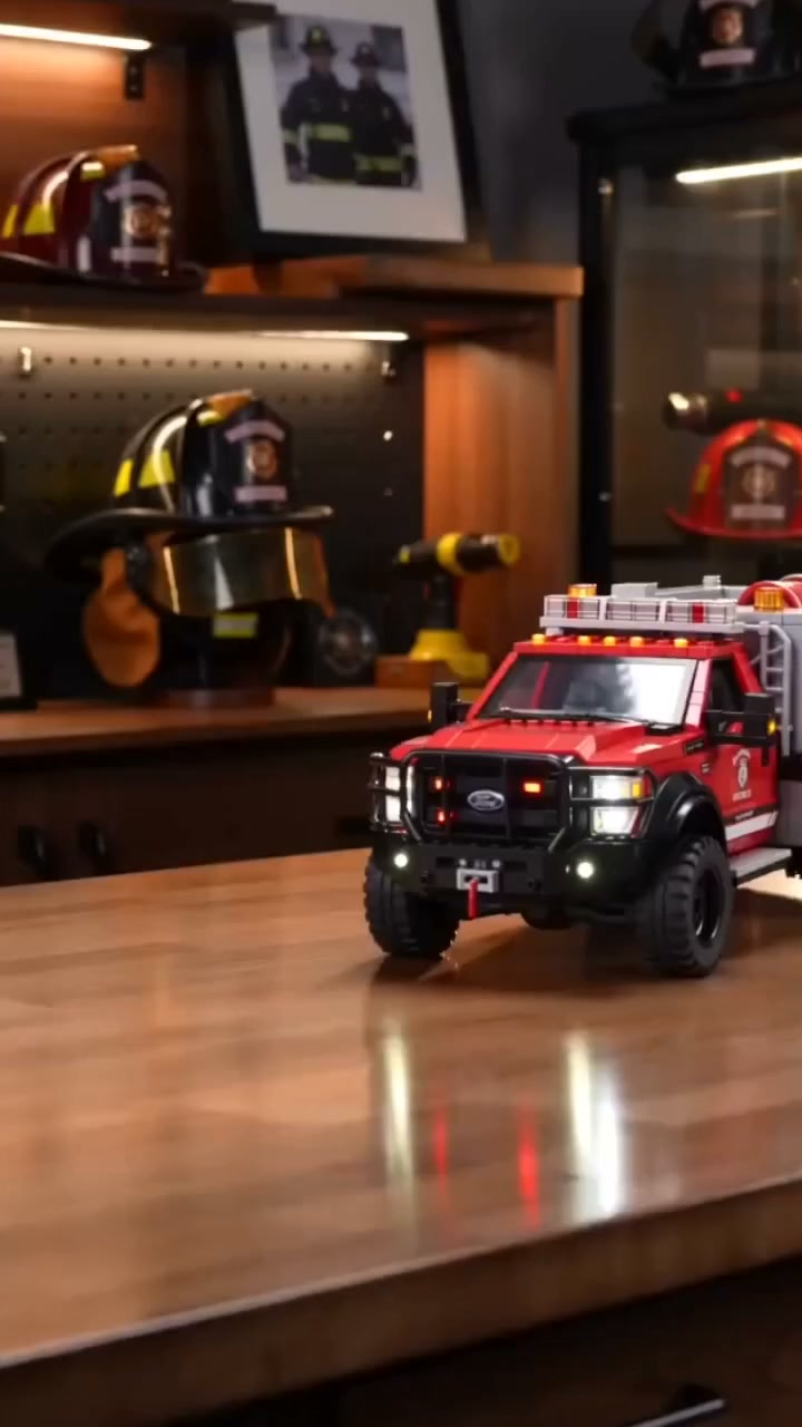 F-550 Fire Rescue Truck Building Set - Salute to the heroes who went against the flames