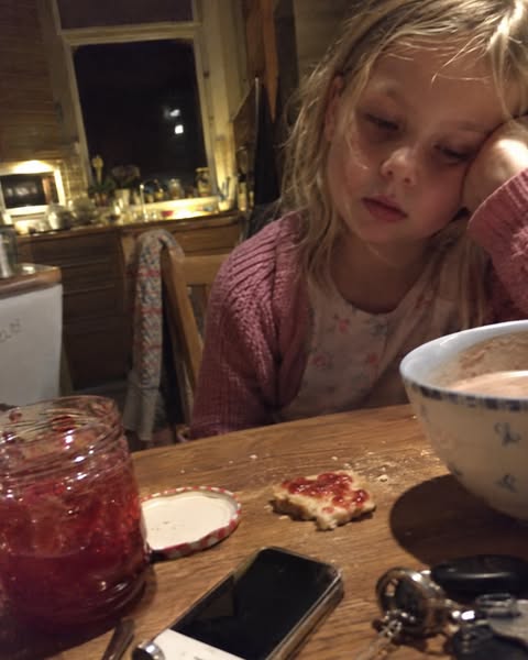 Ma fille me réclame tous les jours « les jeux du petit nez ». Elle est fière de savoir le faire. Et à 22h, bouche ouverte, comme si elle n'a