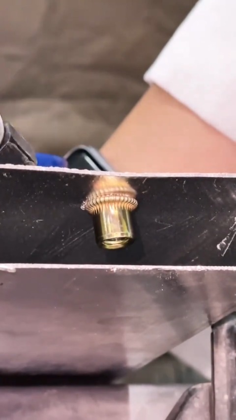 Manual rivet gun