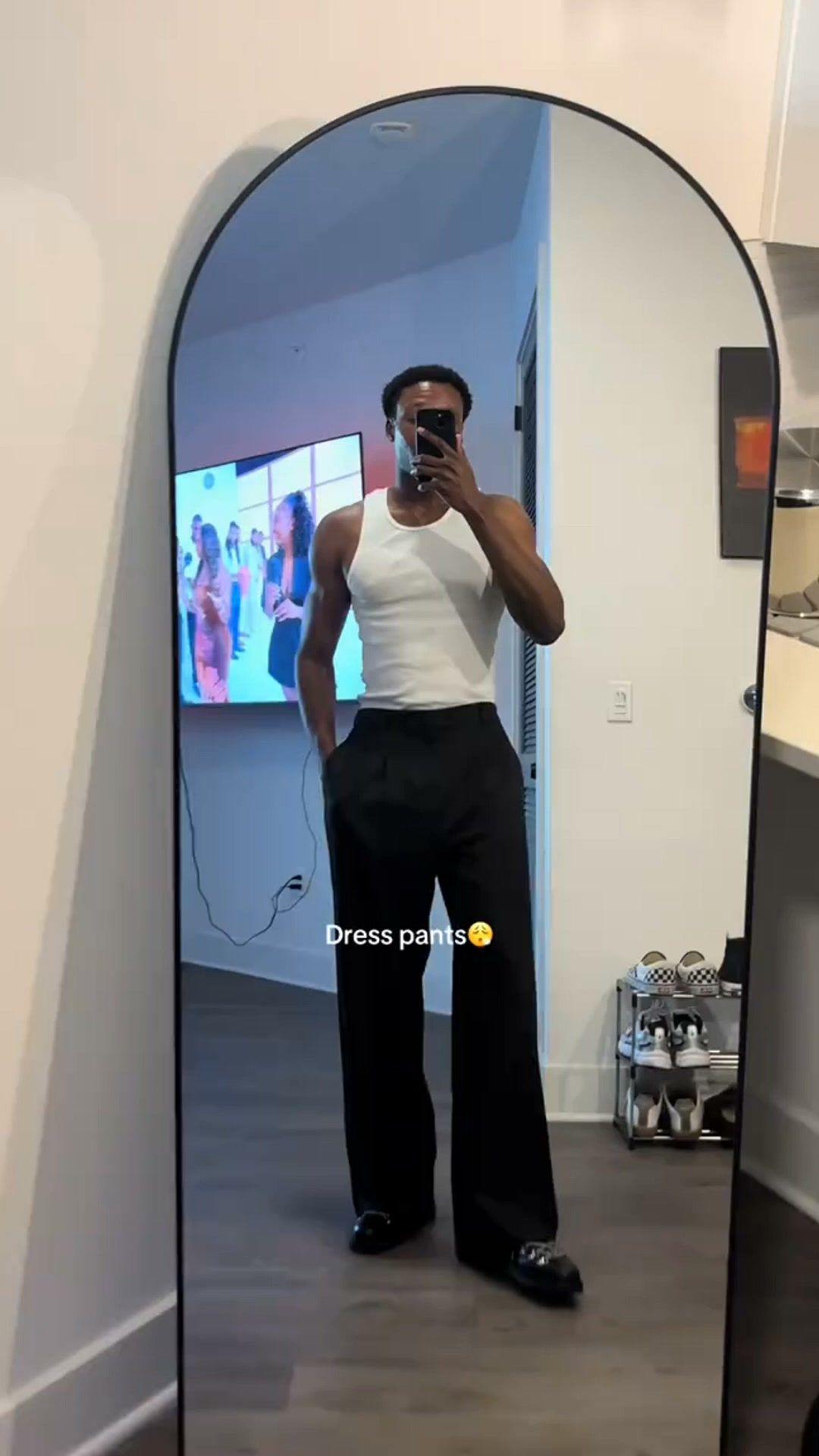 Get these pleated wide-leg pants now while they’re 50% OFF