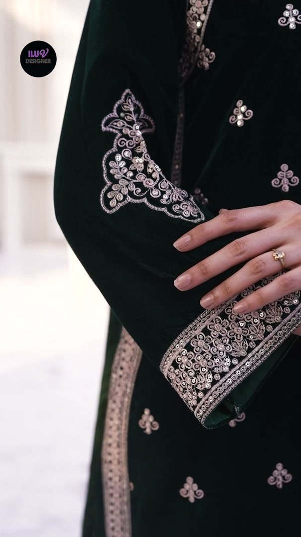 Bottle-green velvet, ready to wear