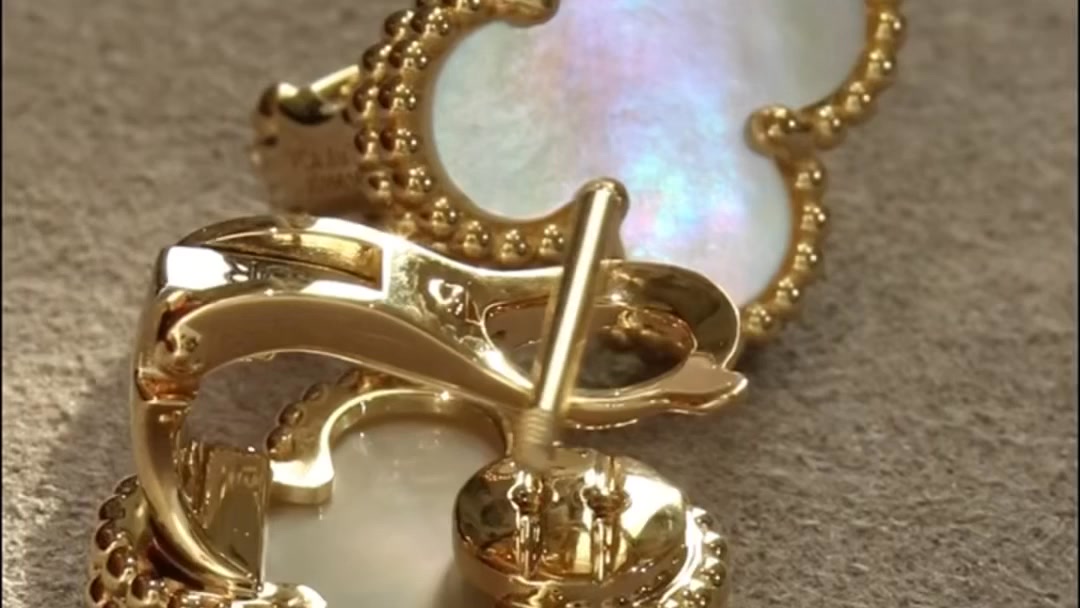 Open the moving jewelry box