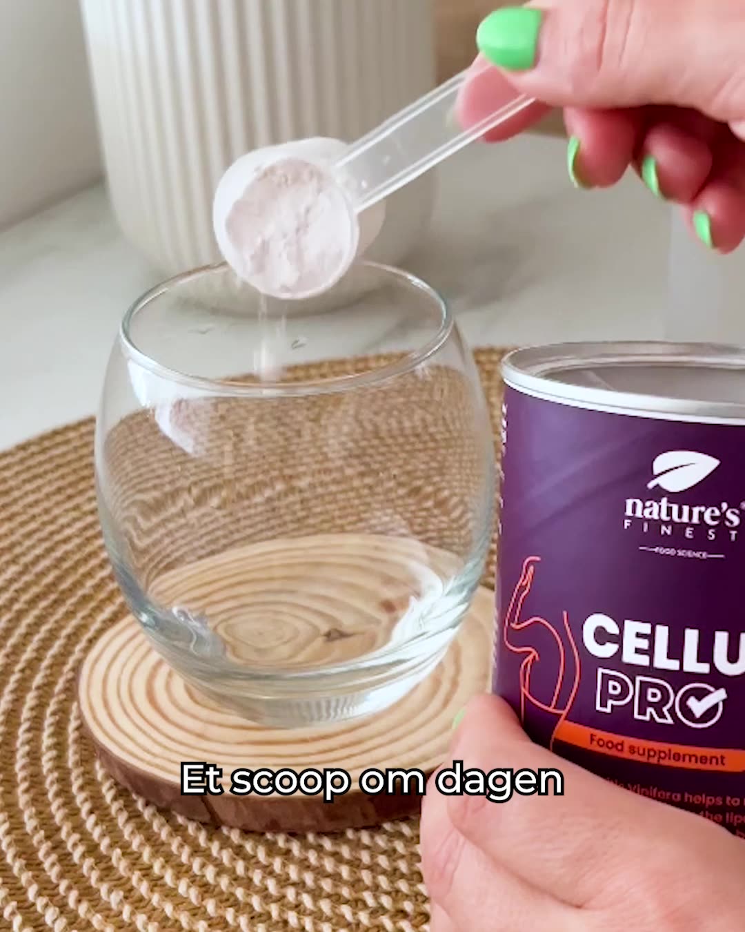 Med tredobbelt anti-cellulite-effekt.