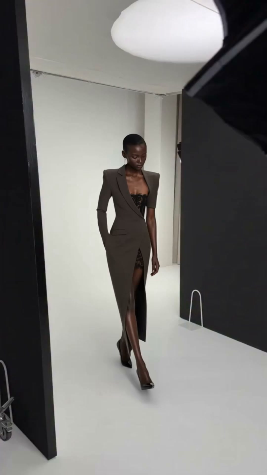Das elegante Blazerkleid, das feminine Raffinesse und moderne Details vereint.