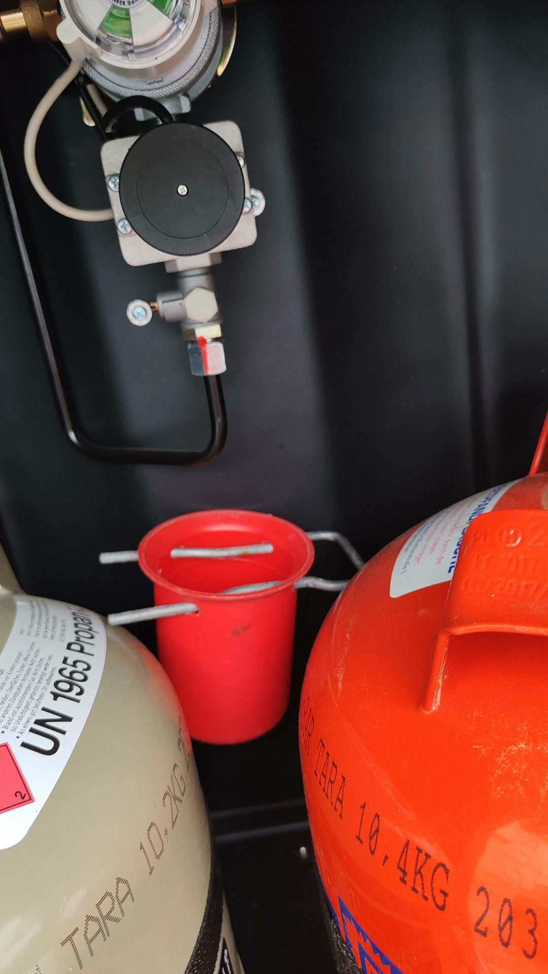 Nie wieder lose Gaskappen im Gaskasten