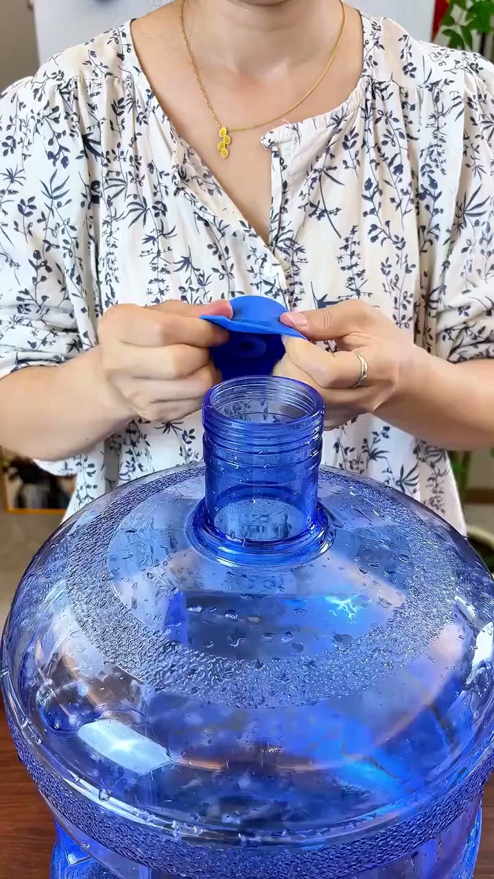 Reusable Silicone Water Jug Cap – Seals Tight, No More Leaks