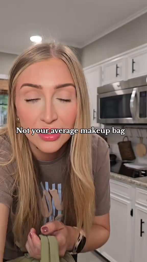 180° Lay-Flat Design: spacious large puffy makeup bag for women opens fully to a 180° lay-flat design, featuring 5 dedicated compartments to