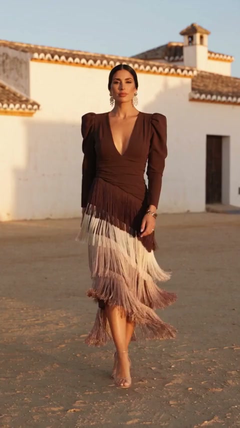 https://emmasantini.com/products/dora-vestido El vestido que cobra vida al caminar Consulta las tallas disponibles