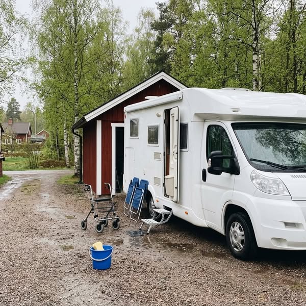 Vi skulle sälja husbilen för hennes fötters skull. I somras körde vi till Lofoten