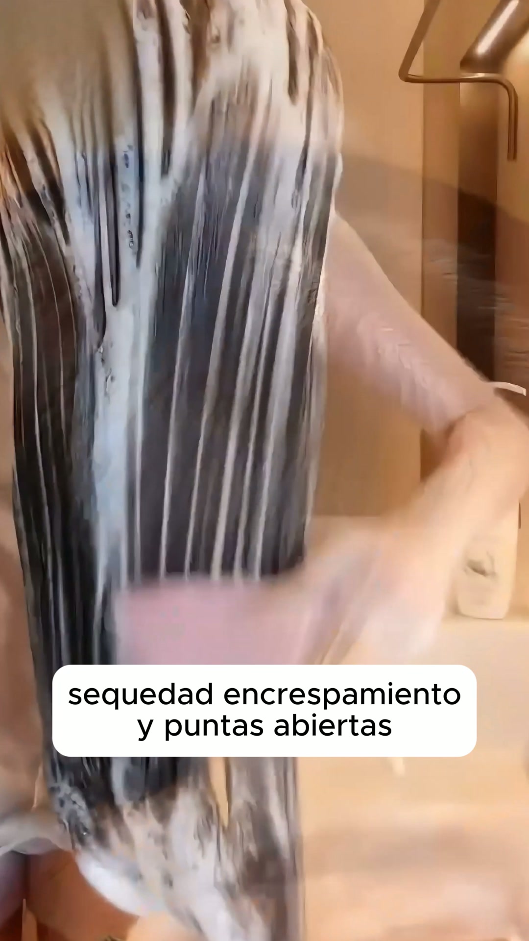 ¡Luce melena de peluquería en casa con el champú viral de romero!