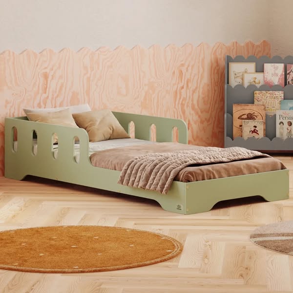 Łóżko pojedyncze dla dzieci z barierką i stelażem TILA 6 Montessori Drewniane, 60x120 - Zielony | Smartwood