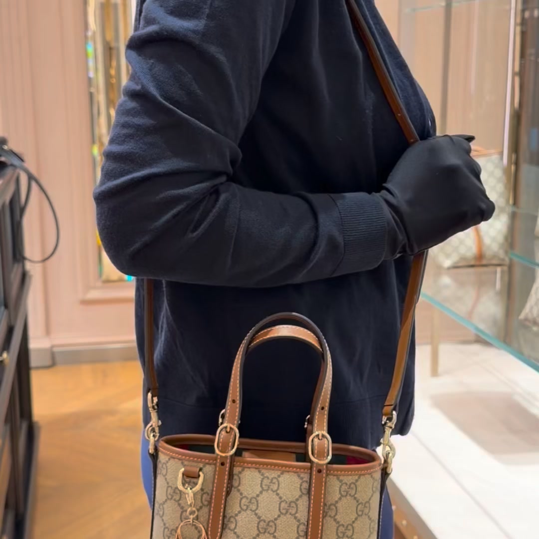Eine Tasche, die deinen Look komplett macht Entdecke einer unserer beliebtesten Handtaschen und gönn dir ein neues Lieblingsstück.