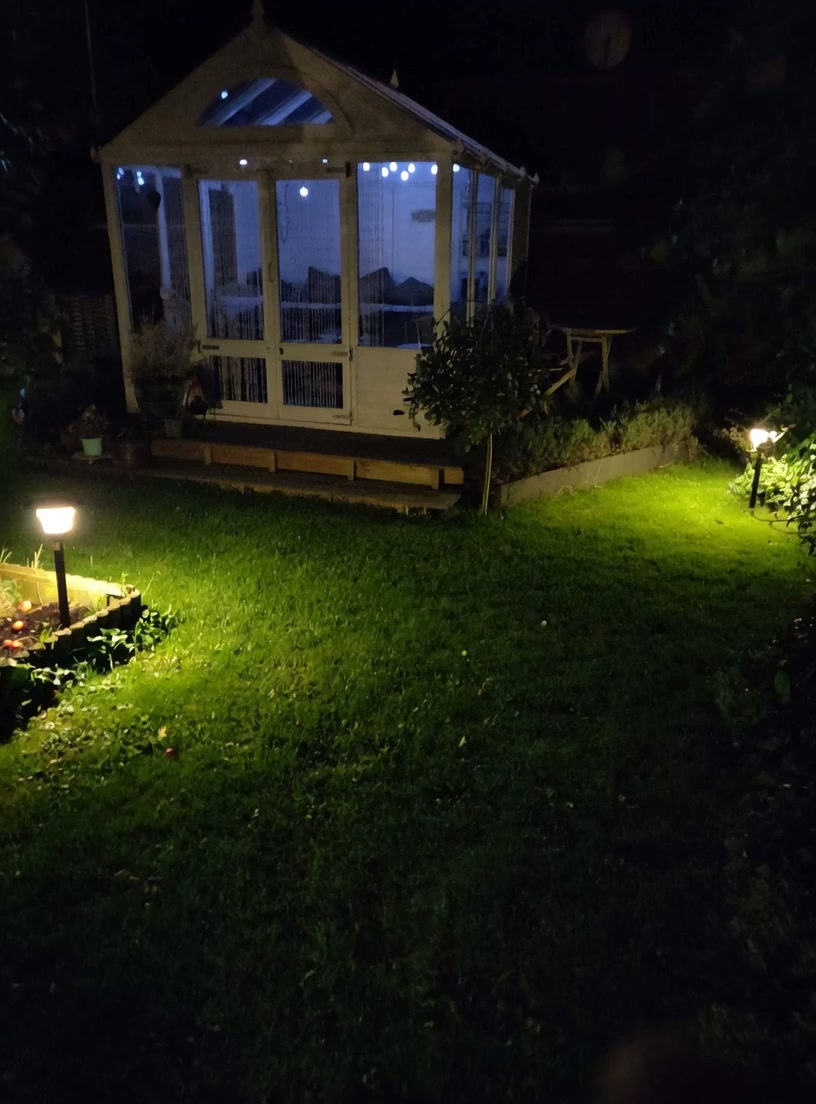 Stilren solcellslampa med varmvitt och mysigt ljus