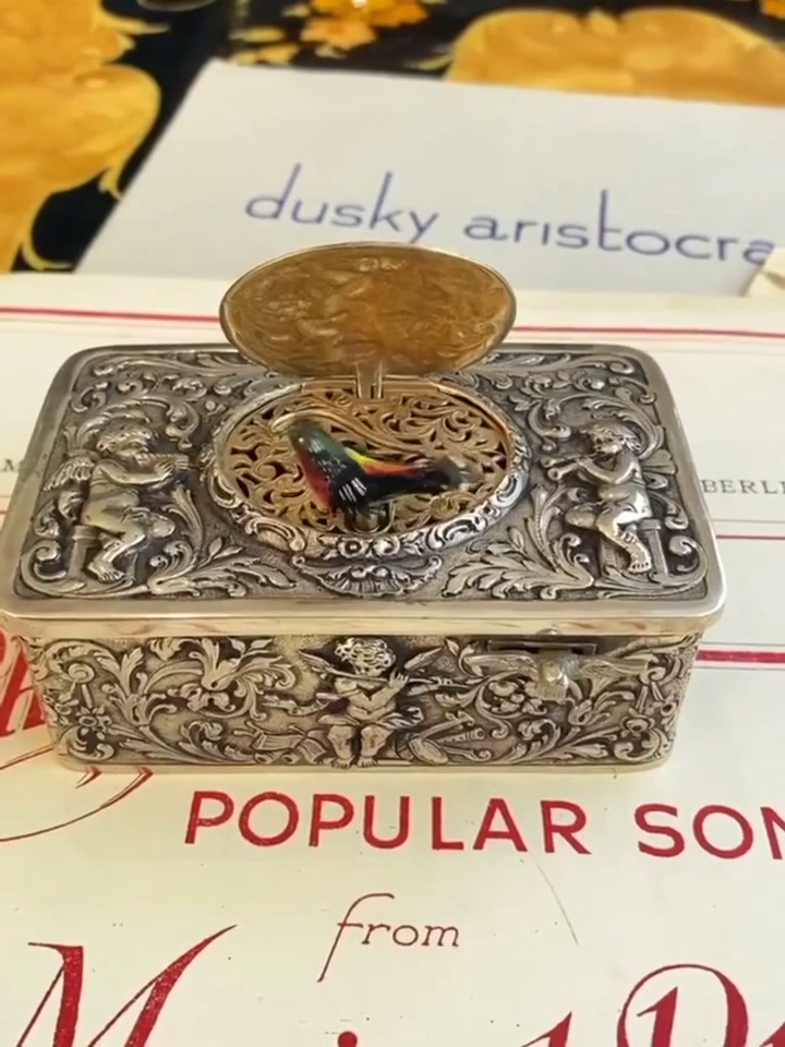 European Three-dimensional Embossed Bird Music Box