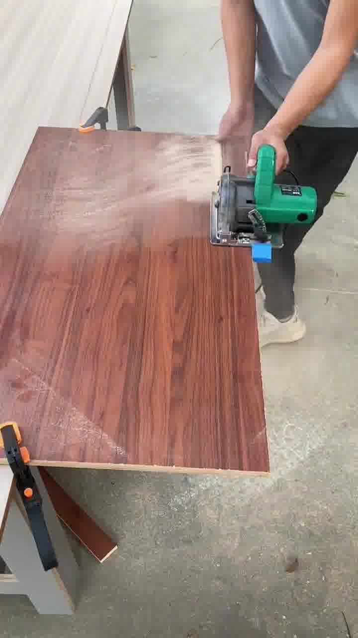 Adjustable base guide for cutting machines