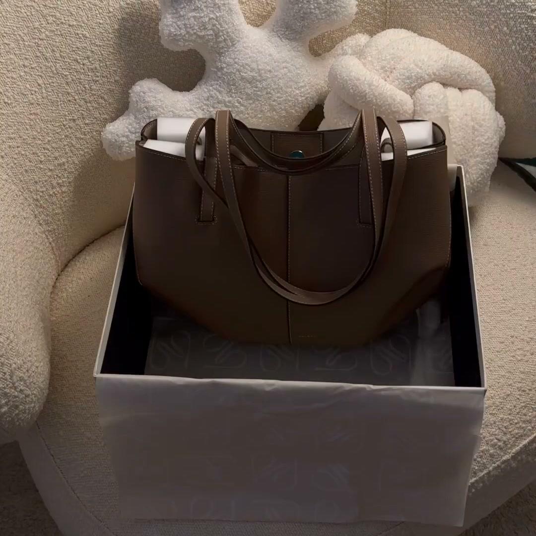 Eine Tasche, die deinen Look komplett macht Entdecke einer unserer beliebtesten Handtaschen und gönn dir ein neues Lieblingsstück.