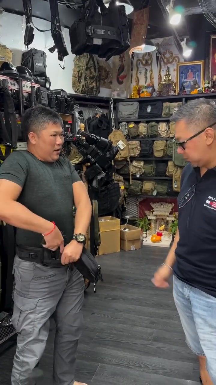 Multifunctional Concealed Carry Hip Bag with Rapid-Access Holster