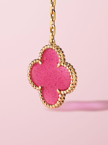 The new pink 5-motif clover bracelet is here
