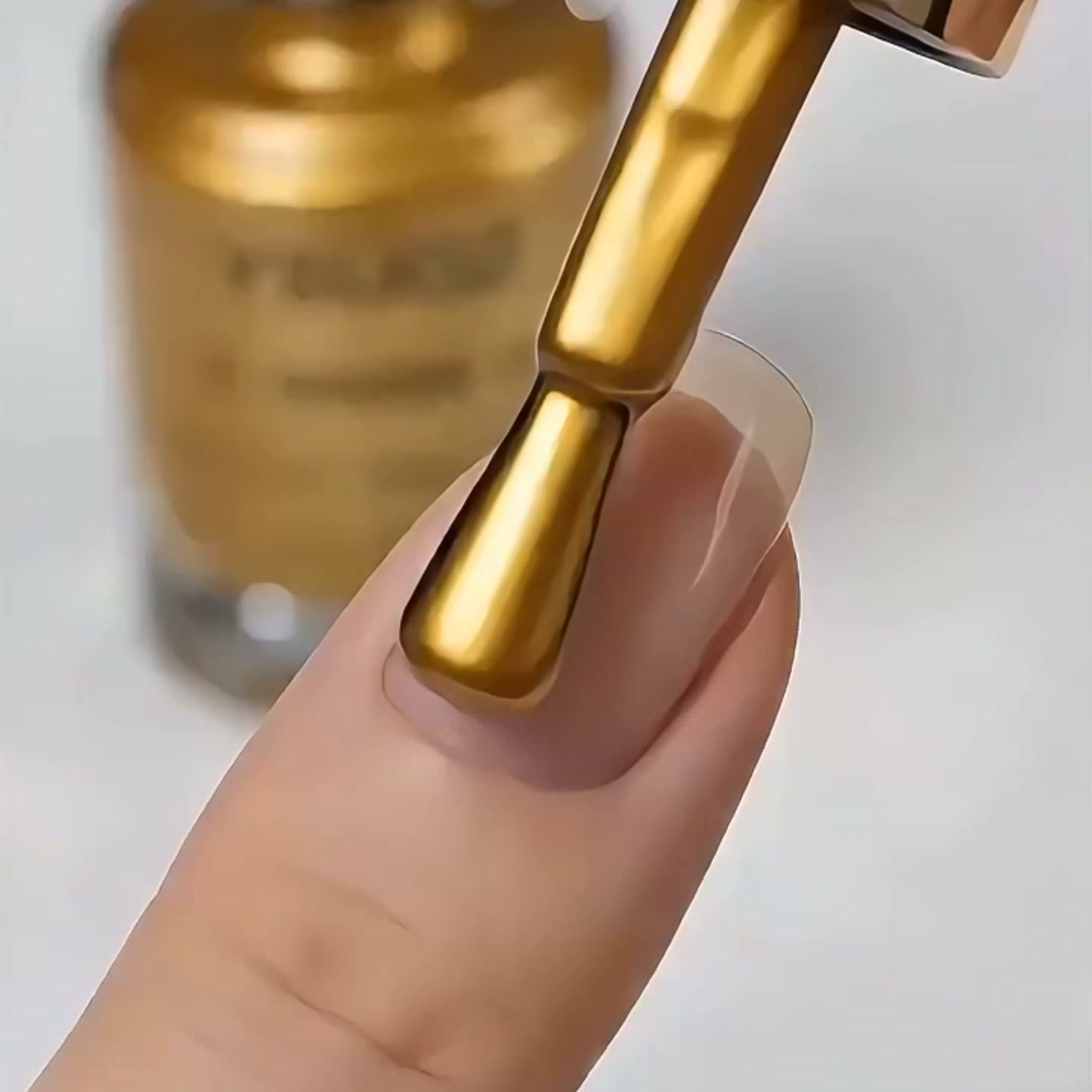 Metallysende spejl-negellak med glamourøst og elegant udtryk