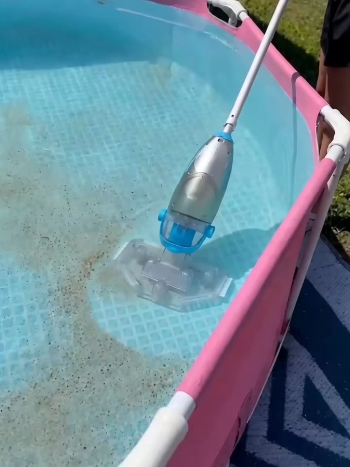 Avere una piscina è fantastico… ma pulirla può diventare davvero faticoso.