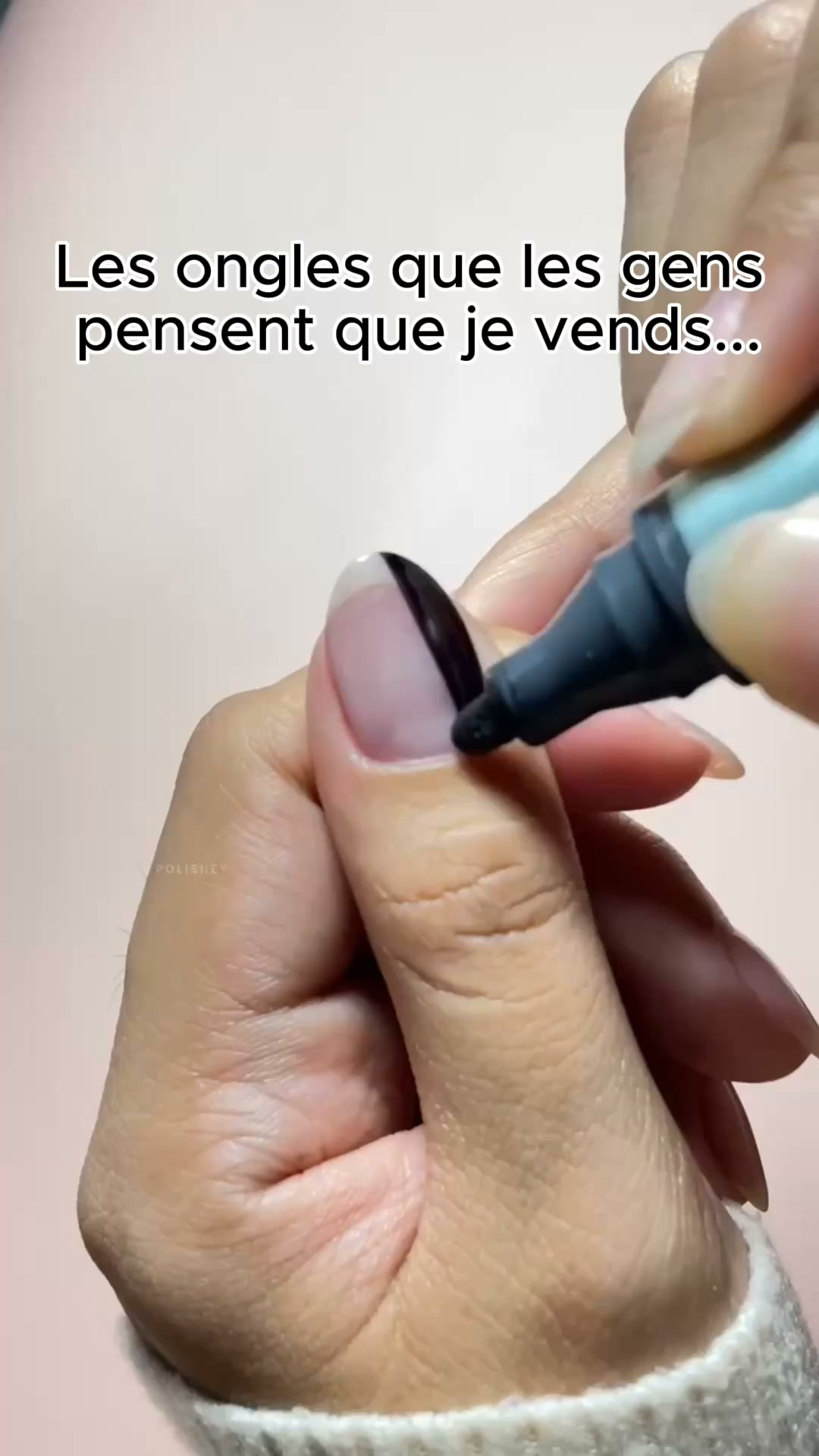 Passe au stylo vernis à ongles.