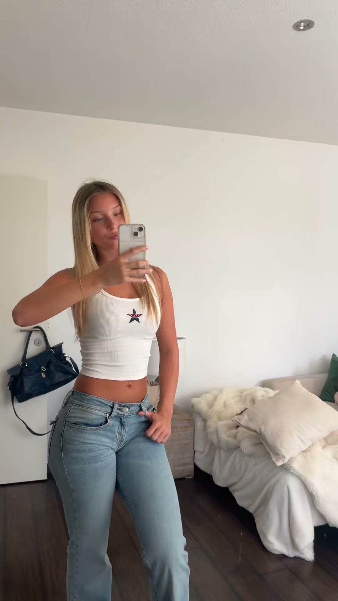 Anúncio de Female Apparel