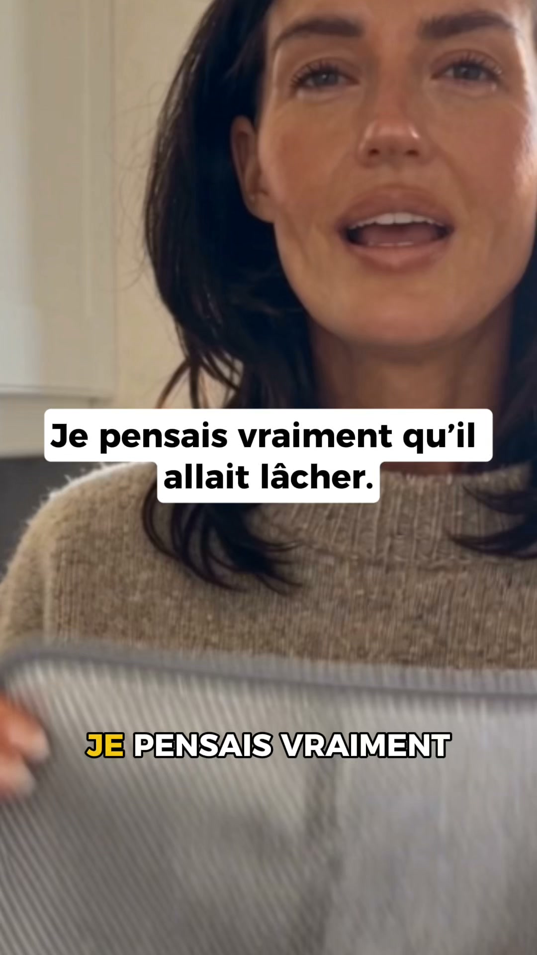 Vous frottez. Ça reste collé ?