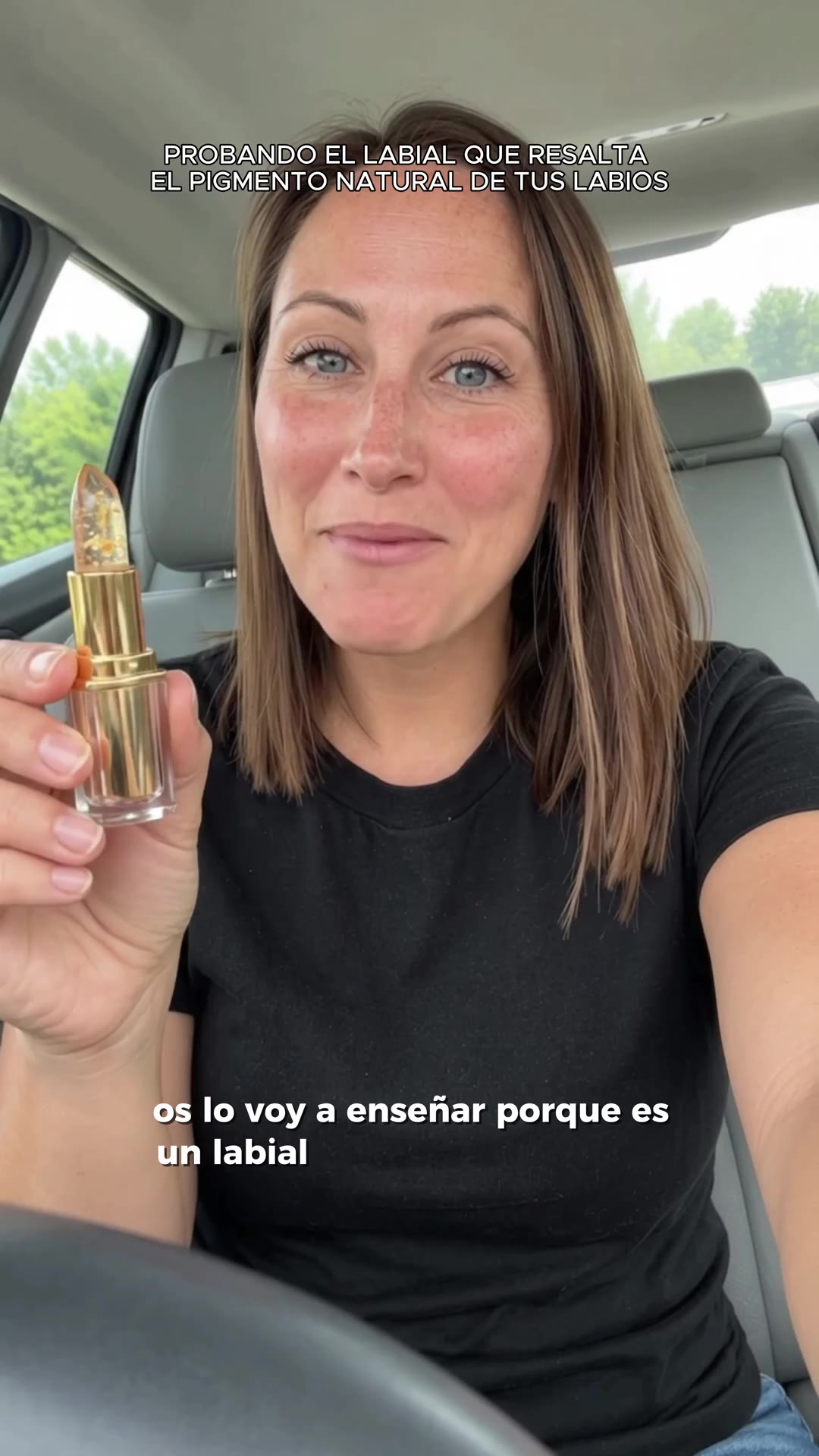 Transparente en el tubo. Tu color en los labios.