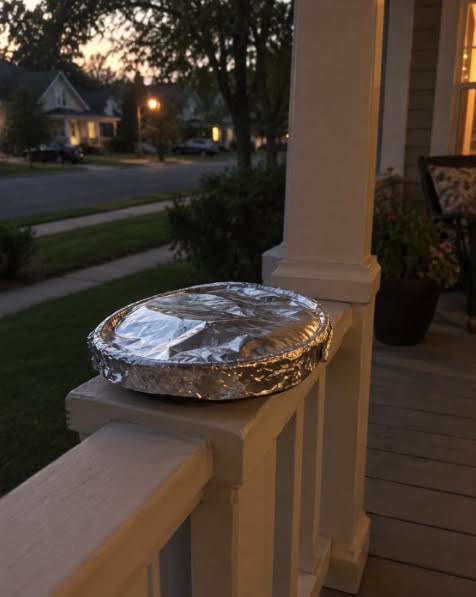 Tous les dimanches pendant 3 ans, cette assiette couverte est apparue devant chez elle.