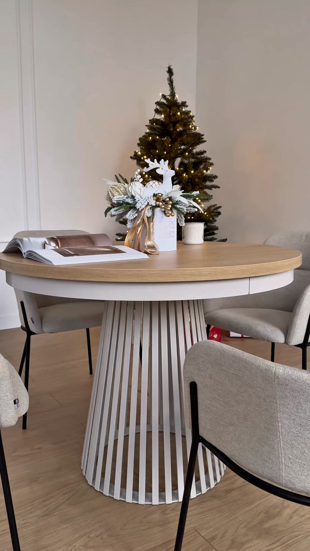Świąteczny stół z lamelami – elegancja, która robi wrażenie