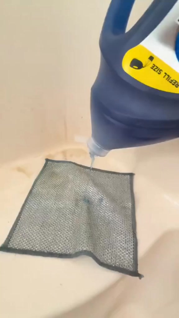 Remove burnt-on dirt – easily with just water