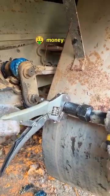 Unclog Hardened Lube Ports in Seconds – Save Hours on Heavy Equipment Repairs!