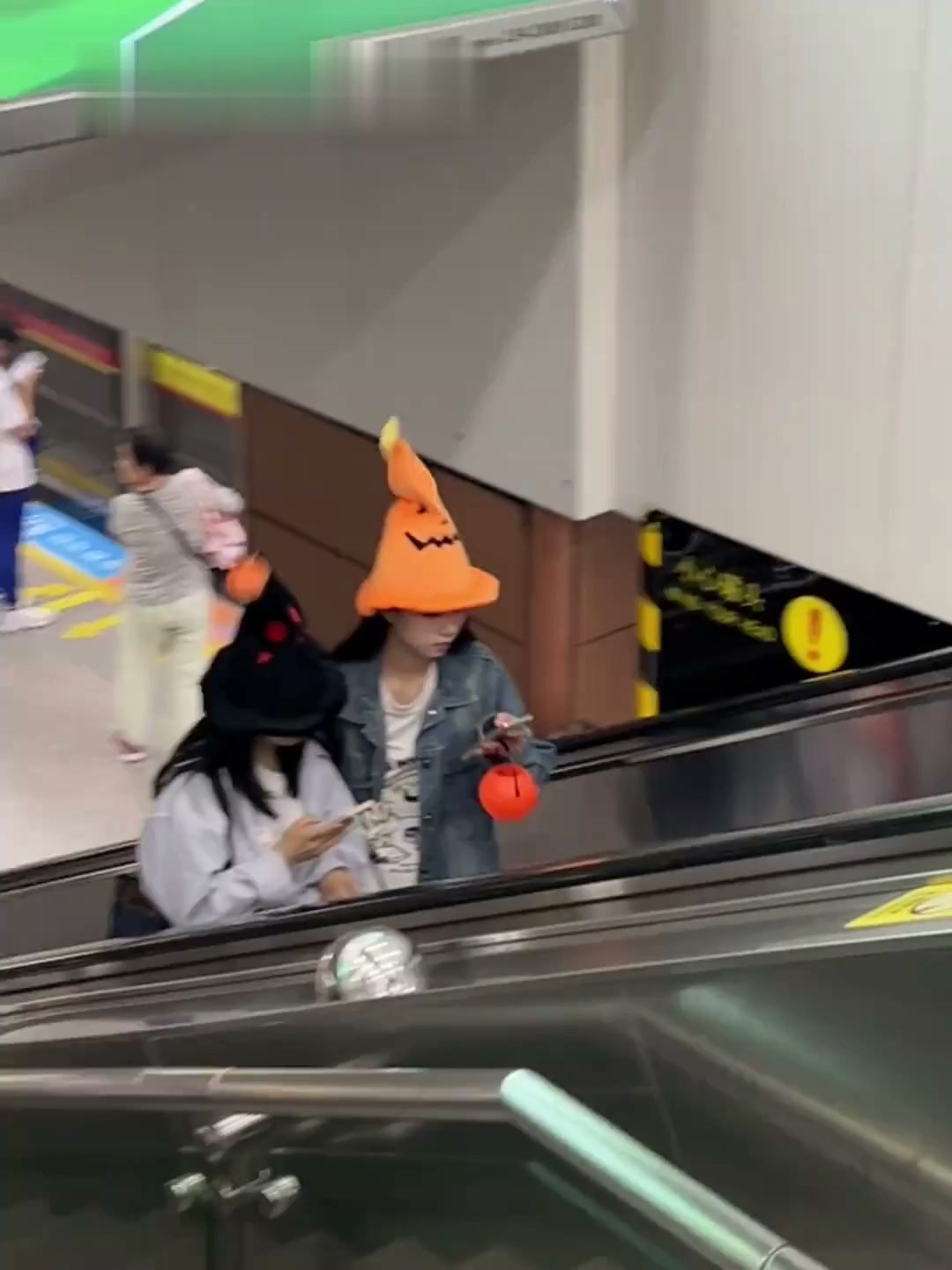 Laulava ja tanssiva halloweenhattu
