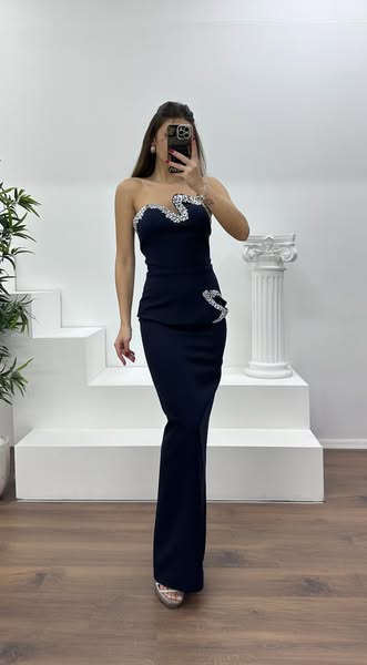 Robe de soirée asymétrique bleu marine sans bretelles, coupe crayon €168.75