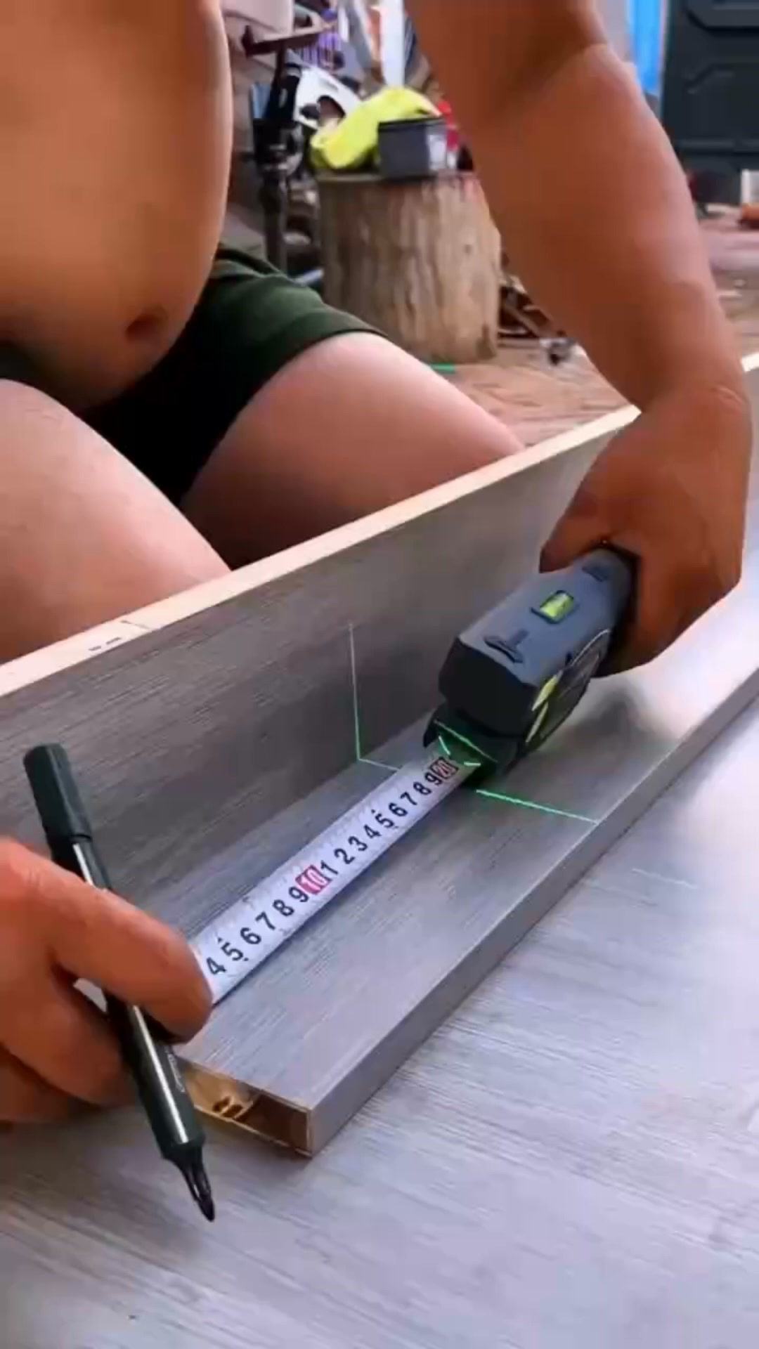 Målebånd med laserstyring og vaterpas