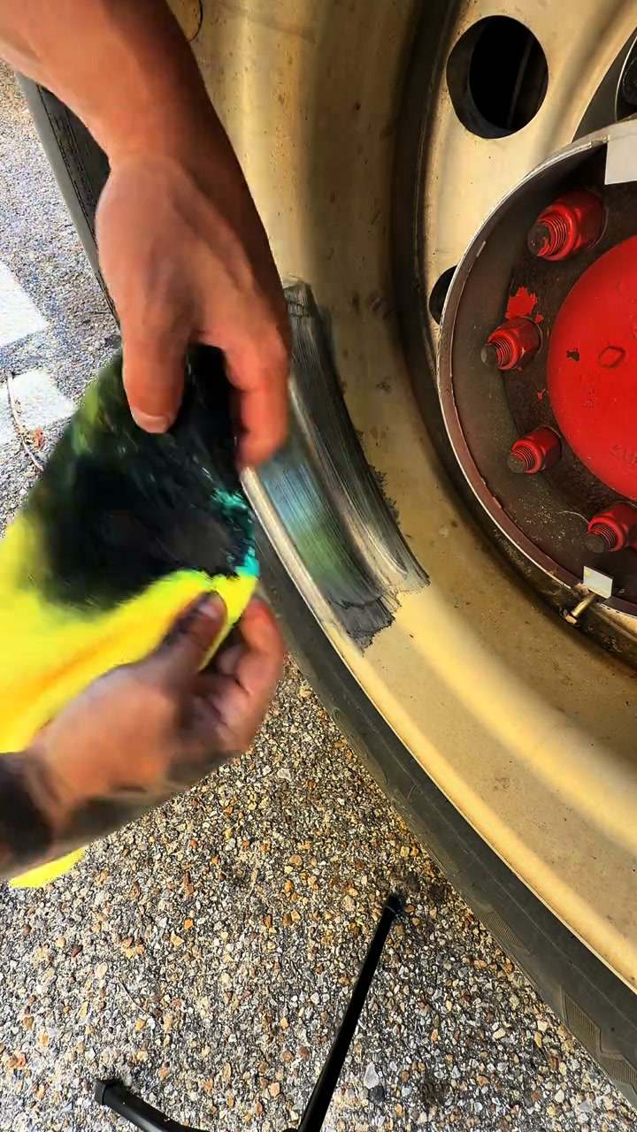 Heavy-Duty Metal Shine Polishing Compound