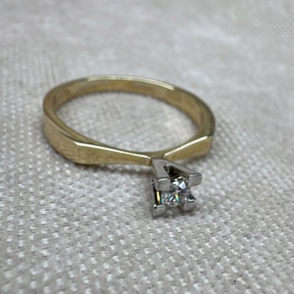 0.17Ctw round gemstone high-foot engagement ring