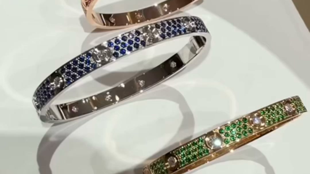 Open the moving jewelry box
