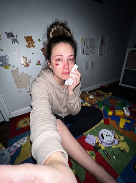 Mijn zoon met ADHD gooide een wekker naar mijn hoofd omdat hij niet kon slapen