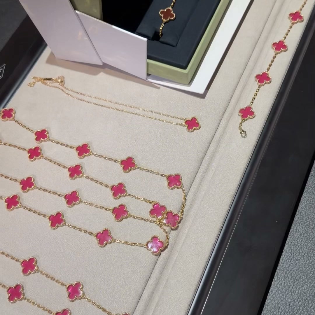 The new pink 5-motif clover bracelet is here